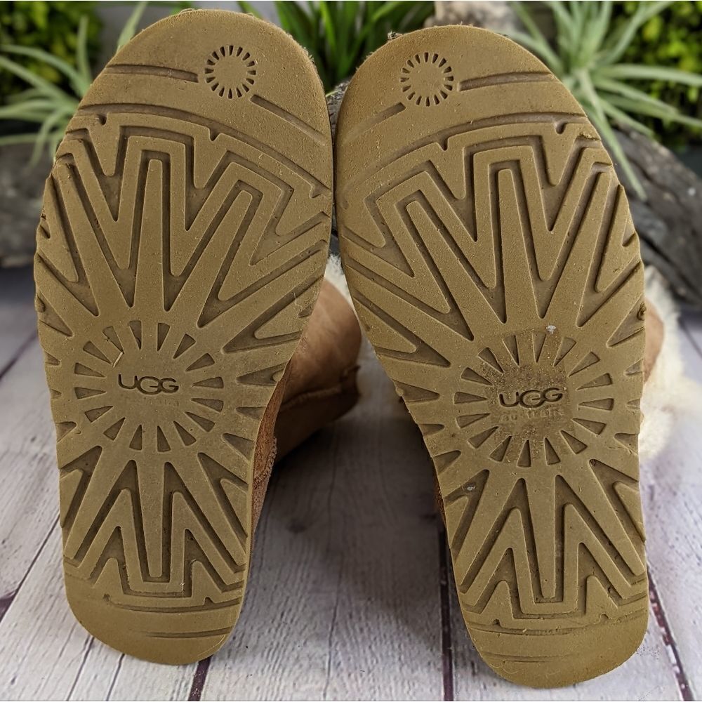 UGG Bailey Button II Boot - Picture 6 of 10